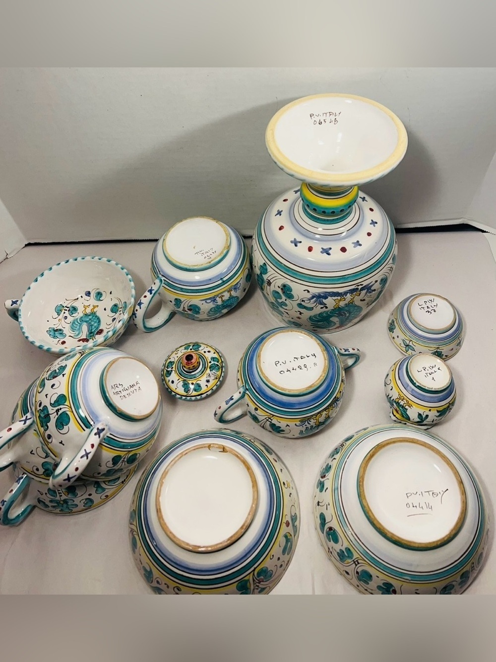 Various Deruta Italy hand painted pottery pieces. - Picture 2 of 7